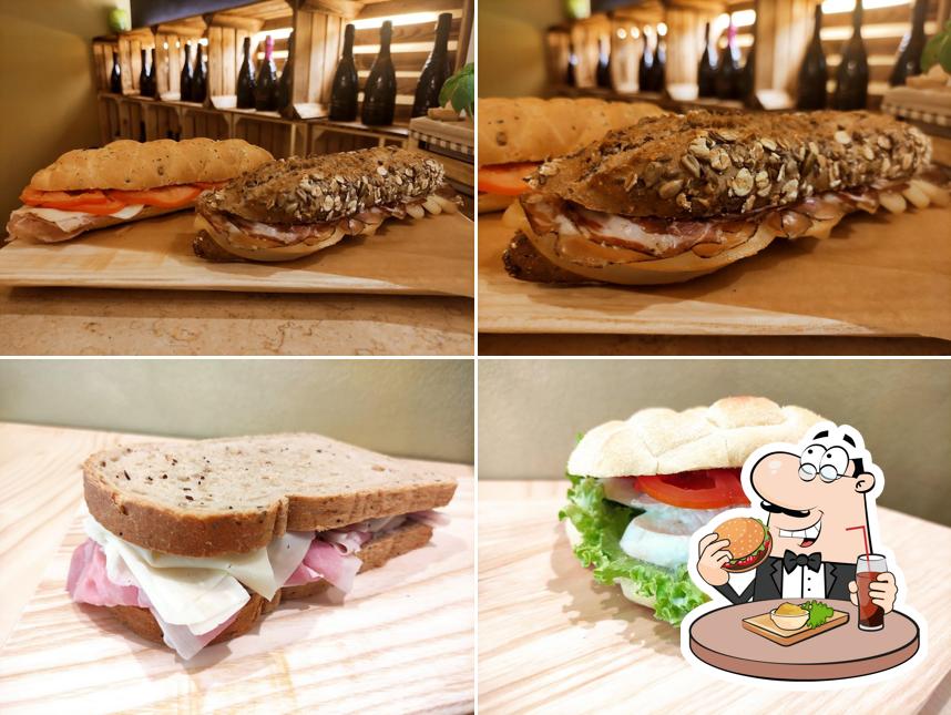 Prenditi un hamburger a WOOD - Wine & Coffee Bar