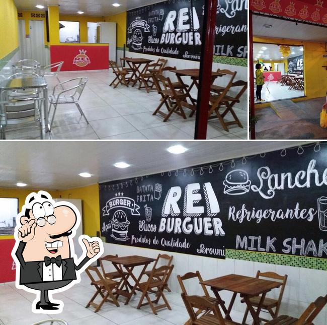 O interior do Rei Burger Sarapui