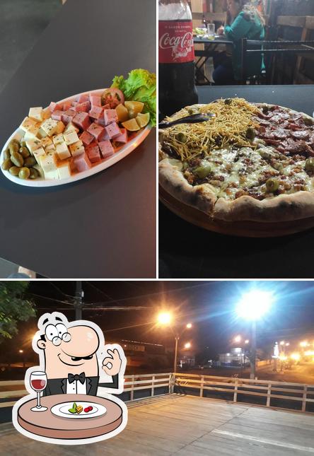 Confira a imagem ilustrando comida e exterior a Waguinho pizzaria e petiscaria
