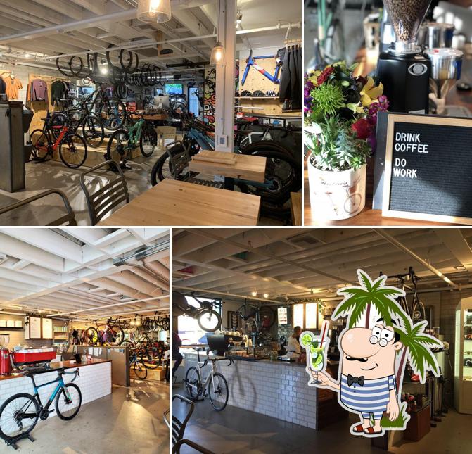 Это фотография кафе "Regroup Coffee + Bicycles"