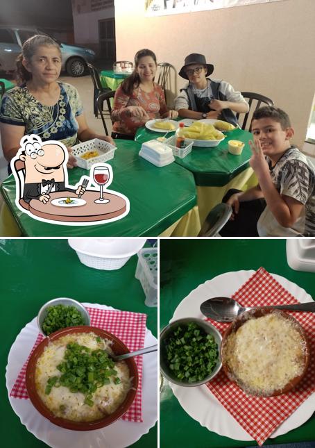 Entre diversos coisas, comida e mesa de jantar podem ser encontrados a Uai Pamonha Mineira