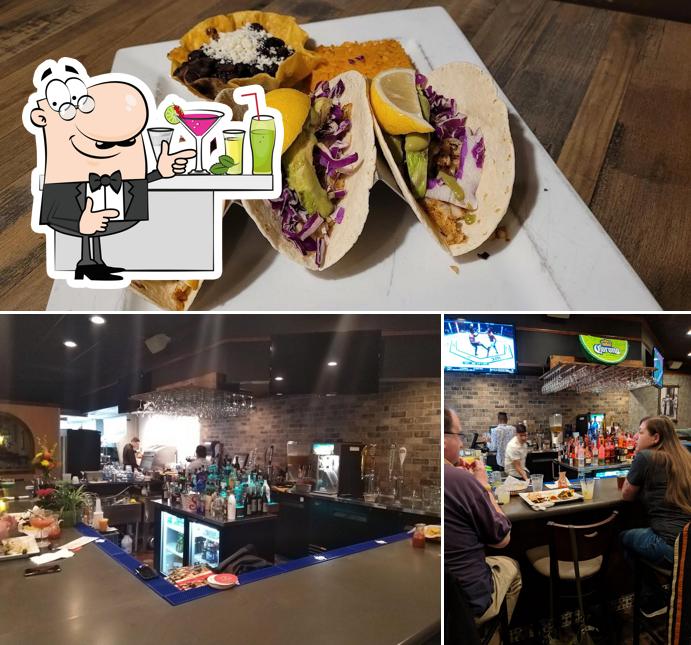 Барная стойка и еда в Zocalo Mexican Bar and Grill