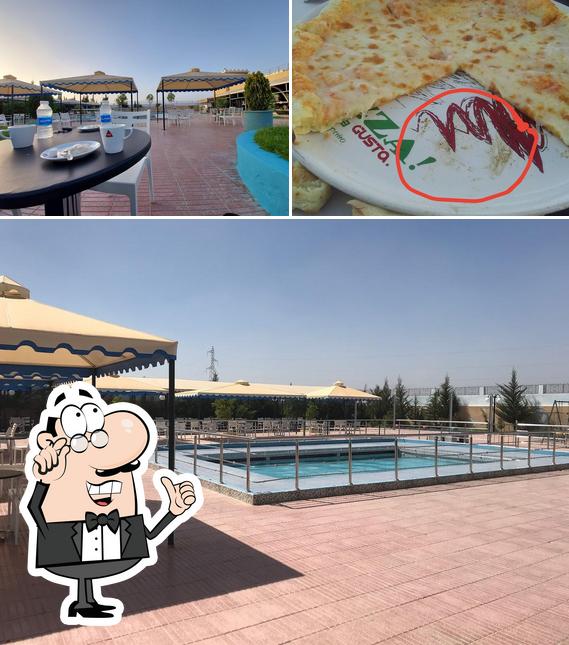 Parmi les diverses choses de la intérieur et la pizza, une personne peut trouver sur Complexe Maher Piscine Lastah