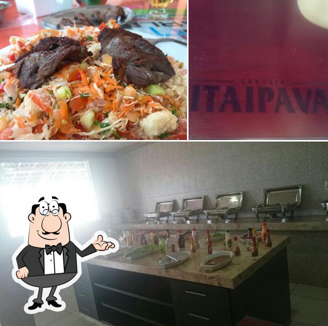 Entre diferentes coisas, interior e comida podem ser encontrados no Churrascaria do Zezito