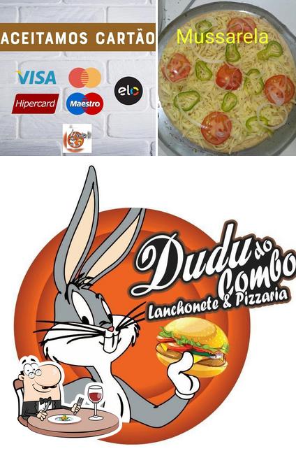 A foto da comida e interior a Dudu do combo lanchonete e pizzaria