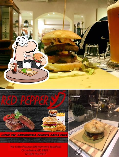 Prova un hamburger a Red Pepper Lounge Bar Braceria Hamburgheria