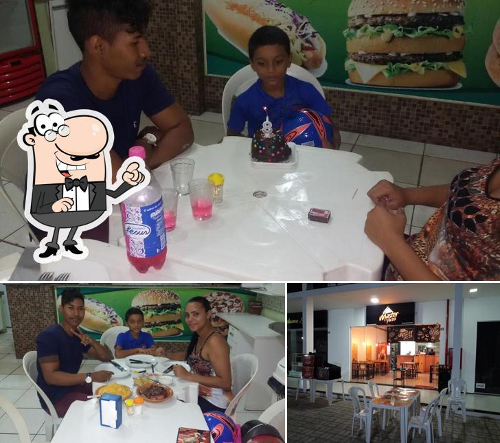 O interior do Pizzaria Popular