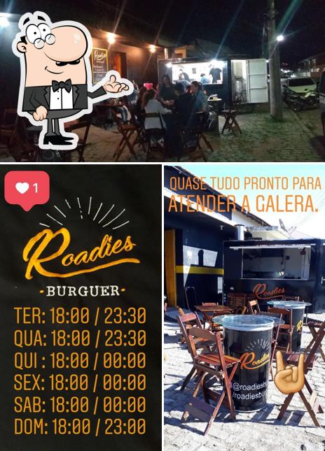 Sente em uma das mesas no Roadies Burguêr