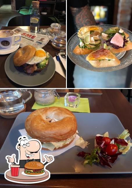 Holt einen Burger bei Michelle Bakery & Coffee