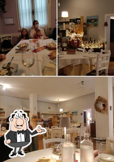 La foto di interni e tavolo da pranzo da Ristorante "Il girasole"