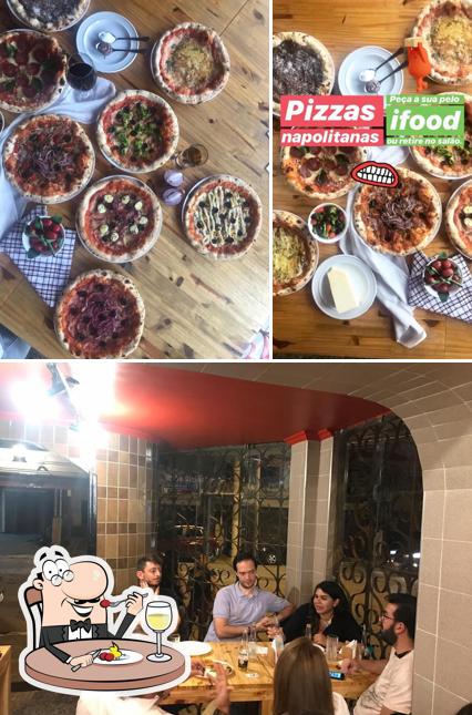 A foto da comida e mesa de jantar no Conspira Pizza Artesanal