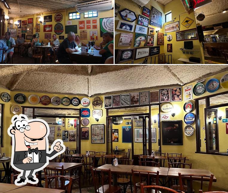 Sente em uma das mesas no FrangÓ