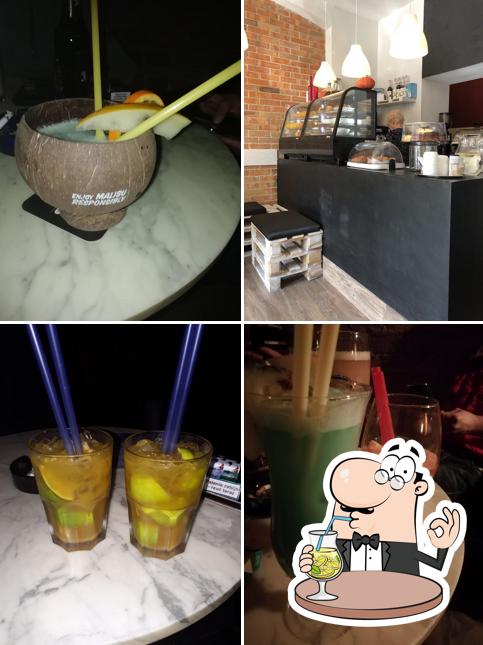 Фотография, на которой видны напитки и еда в Coco Bar