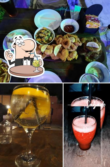 Напитки и еда - все это можно увидеть на этой фотографии из Bar Der Troya