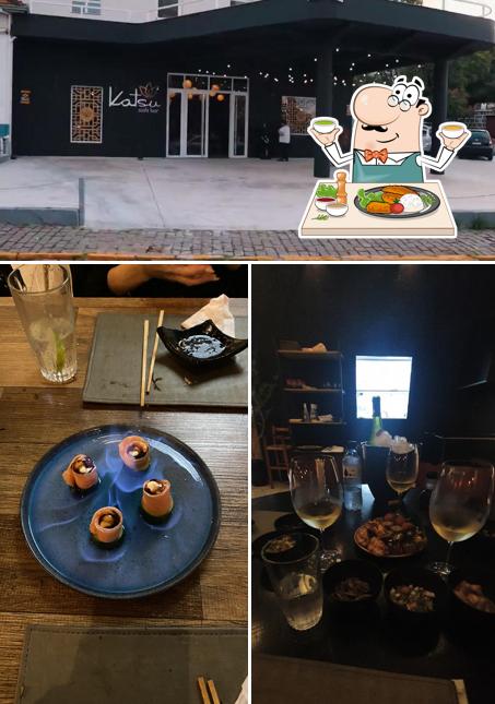 Entre diferentes coisas, comida e exterior podem ser encontrados no Katsu Sushi Bar