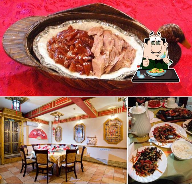 Это фото, где изображены еда и столики в Пекинская утка