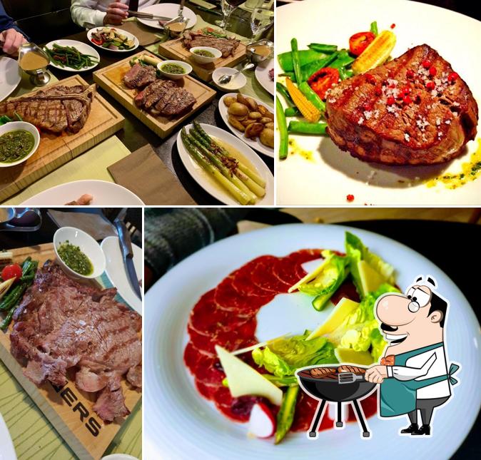 Holt ein Fleischgericht bei Towers Steak & Salad Restaurant