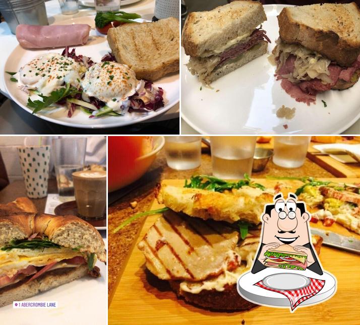 Клубные сэндвичи в "1 Abercrombie Lane Cafe"