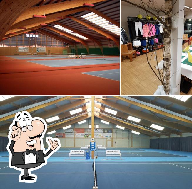 Tra le diverse cose da Tenniscenter Buchs si possono trovare la interni e esterno