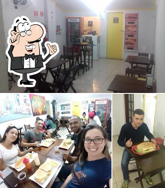 O interior do Thoca do Embu Lanches