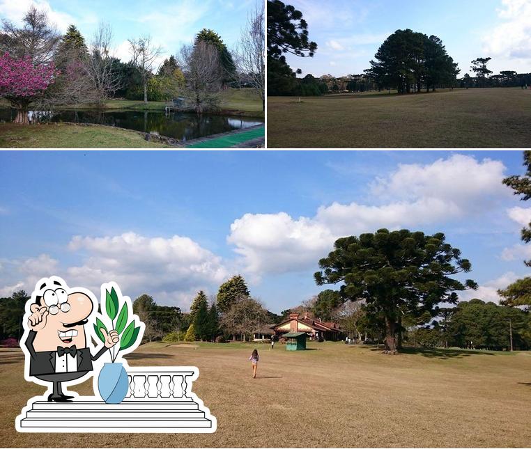 Desfrute da vista da área externa do Restaurante Golf Clube Gramado