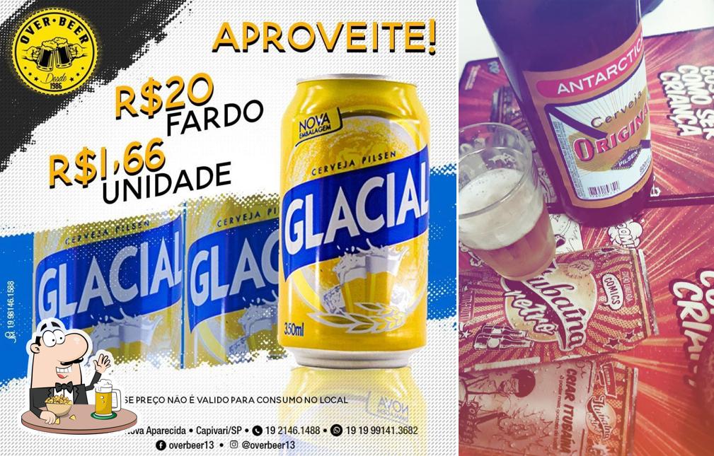 Desfute um copo de cerveja leve ou escura