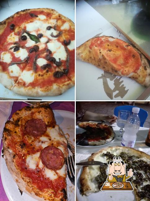 A Ristorante Pizzeria La Piazzetta, puoi goderti una bella pizza