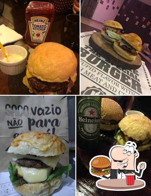 Delicie-se com um hambúrguer no Rib's Burger