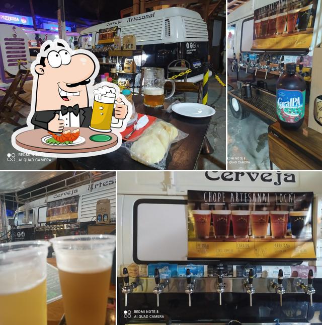 Desfute um copo de cerveja leve ou escura