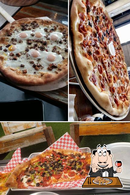 Elige una pizza en Toss Pizzeria & Pub
