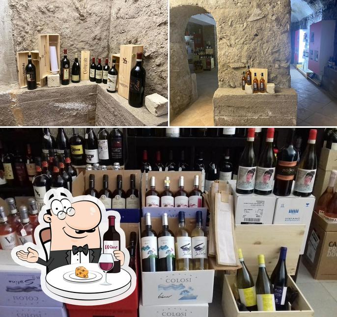 Goditi un bicchiere di vino a Enoteca Miscellany