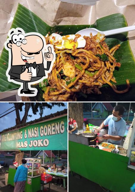 Look at the photo of Mie Kluntung dan Nasi goreng jawa Mas Joko