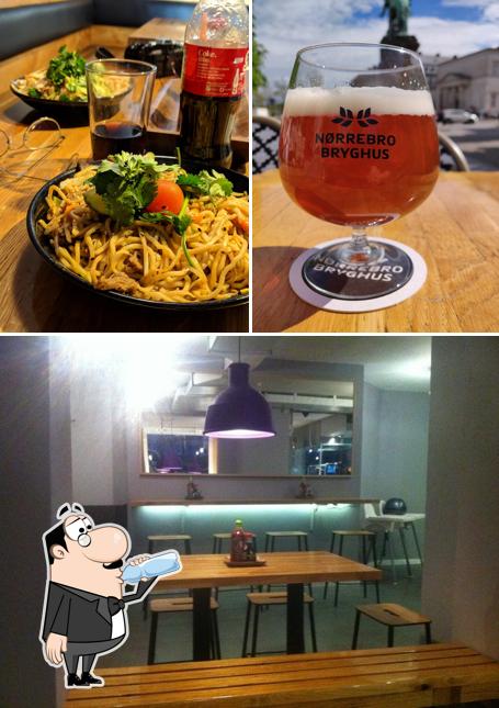 Las fotografías de bebida y comedor en Wok On