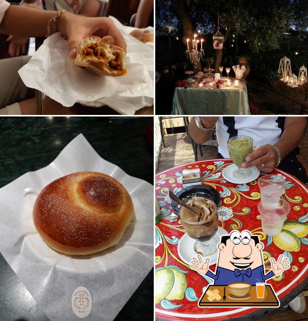 La nourriture et table à manger du restaurant