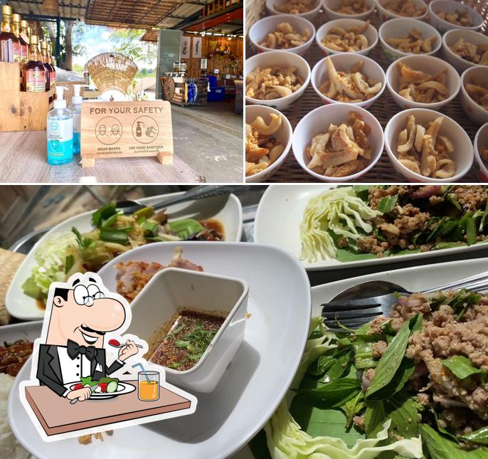 Check out the picture depicting food and beverage at กะเตี๋ยวนั่งแพหน้าวัดม่วง