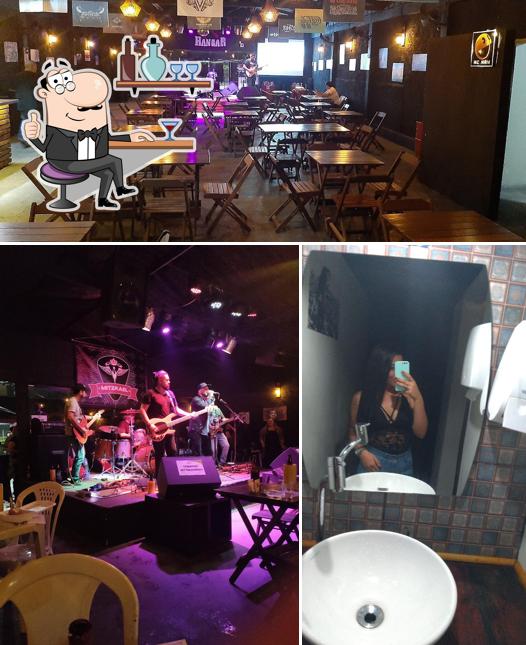 O interior do Hangar Rock Burger Bar