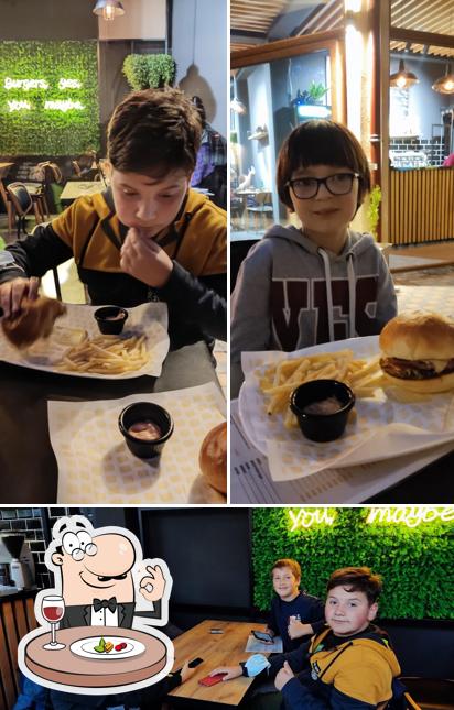 Schauen Sie sich das Bild von lebensmittel und innere bei Bros' Burgers & Bar an