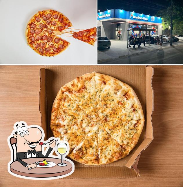 Entre diversos coisas, comida e exterior podem ser encontrados no Domino's Pizza - Expedicionários