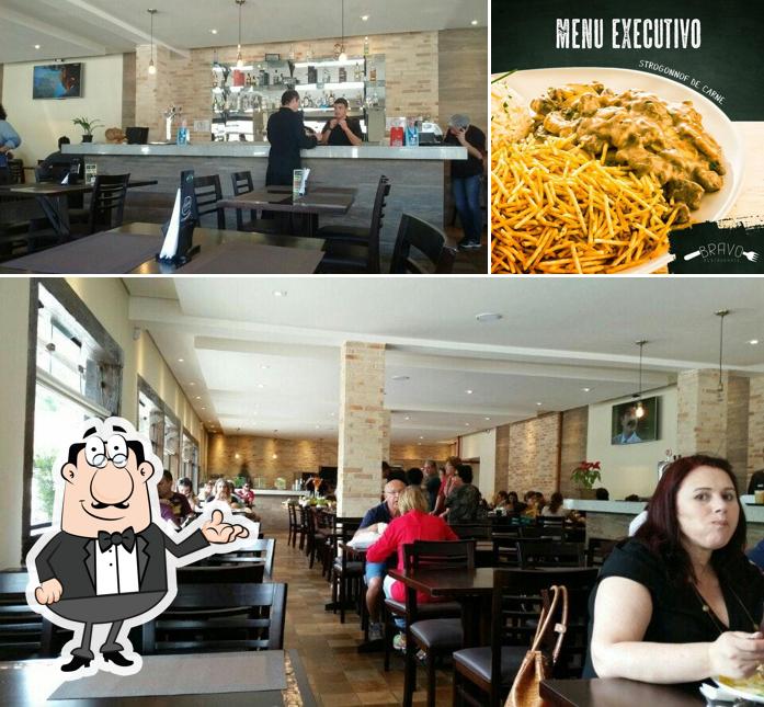 A ilustração da interior e comida no Bravo Restaurante