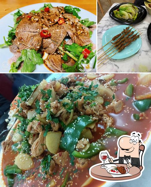 Chinese Noodle Restaurant propose des repas à base de viande