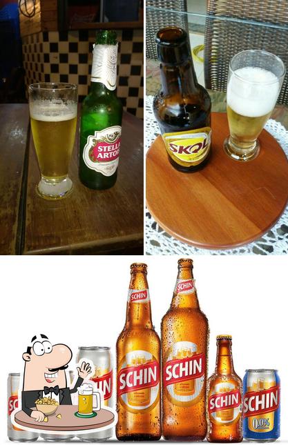 Desfute uma tulipa de cerveja leve ou escura