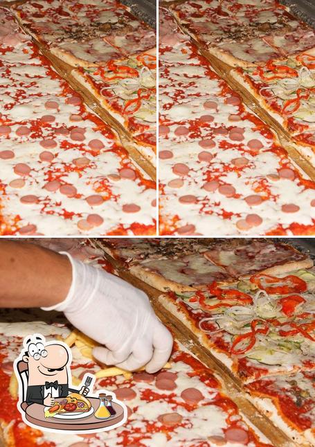 Prenditi una pizza a Pizzeria Un Quarto Di Luna Sas