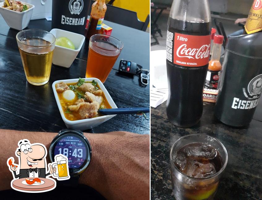 Desfute um copo de cerveja leve ou escura