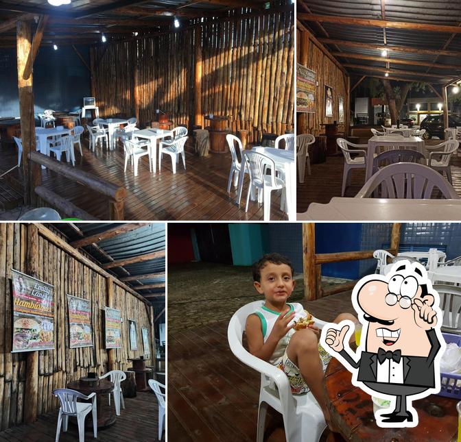 O interior do Deck da Emilly Lanches