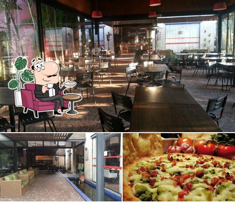 Entre diferentes coisas, interior e pizza podem ser encontrados no Babbo Giovanni