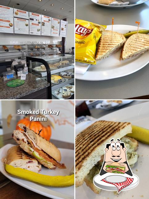 Disfruta de un sándwich en Hickory Bread Cafe