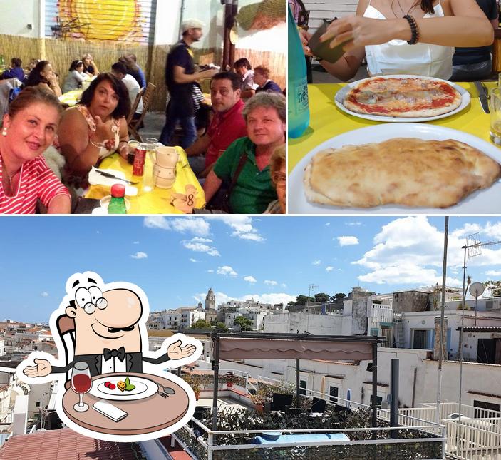 La foto della tavolo da pranzo e esterno di La tipica Paposcia