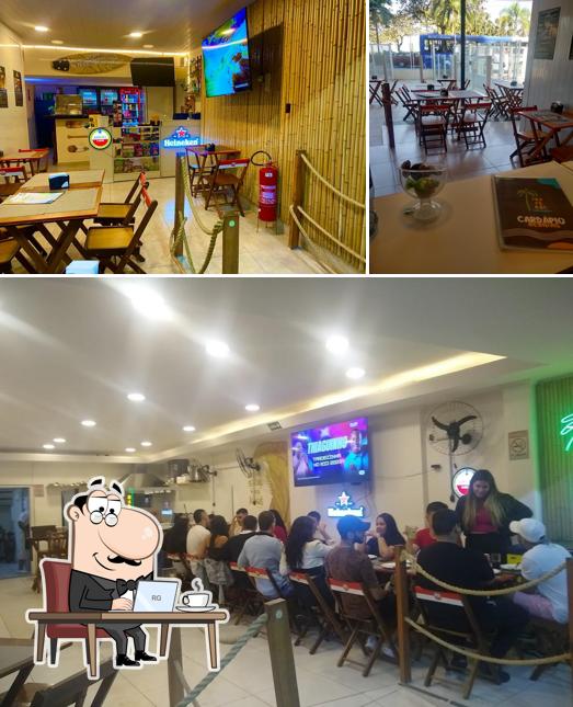 O interior do Adega e Pizzaria Tropical