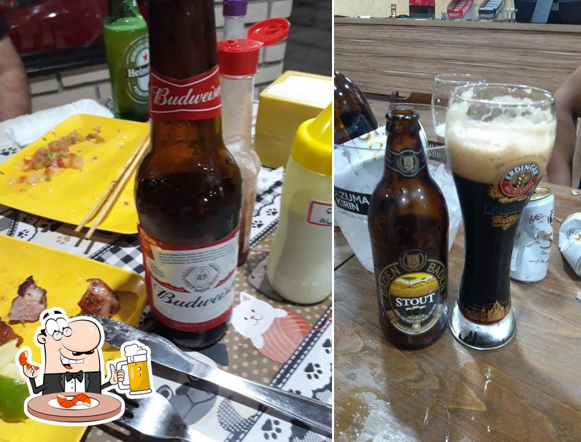 Desfute um copo de cerveja leve ou escura