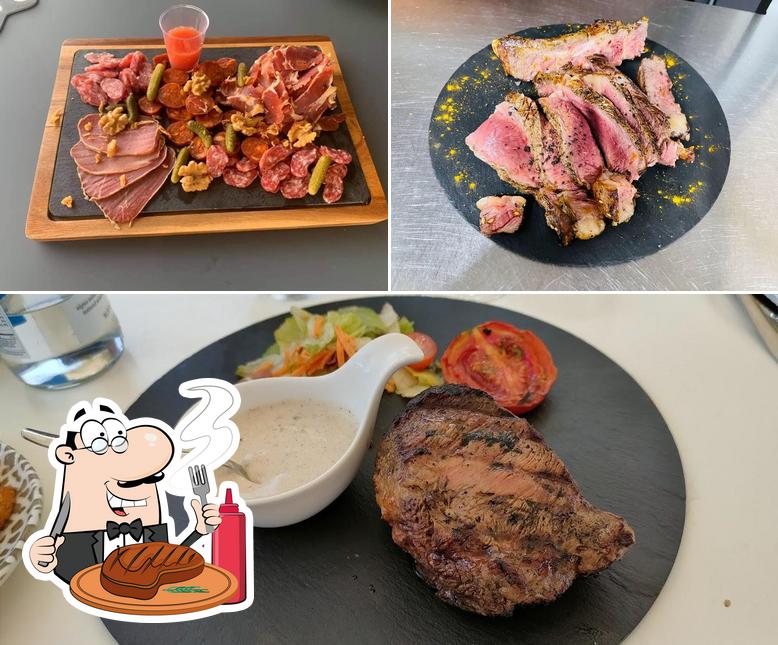 Order meat dishes at L'aquario chez Christelle